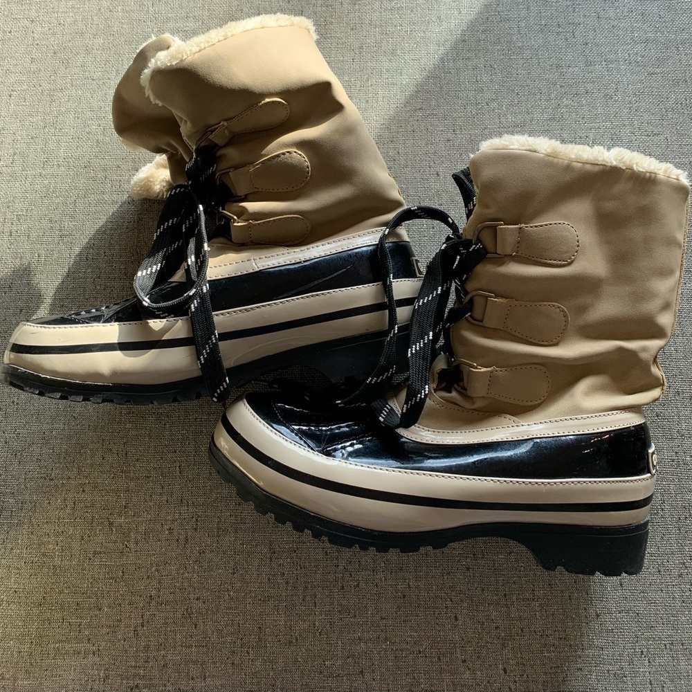 Womens Airwalk Boots. Lace up front. Black&Tan. Size 7.5​​​​​​​​​​​​​​​​​​​​